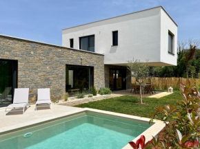 Villa Zen - with heated pool & close to the sea
